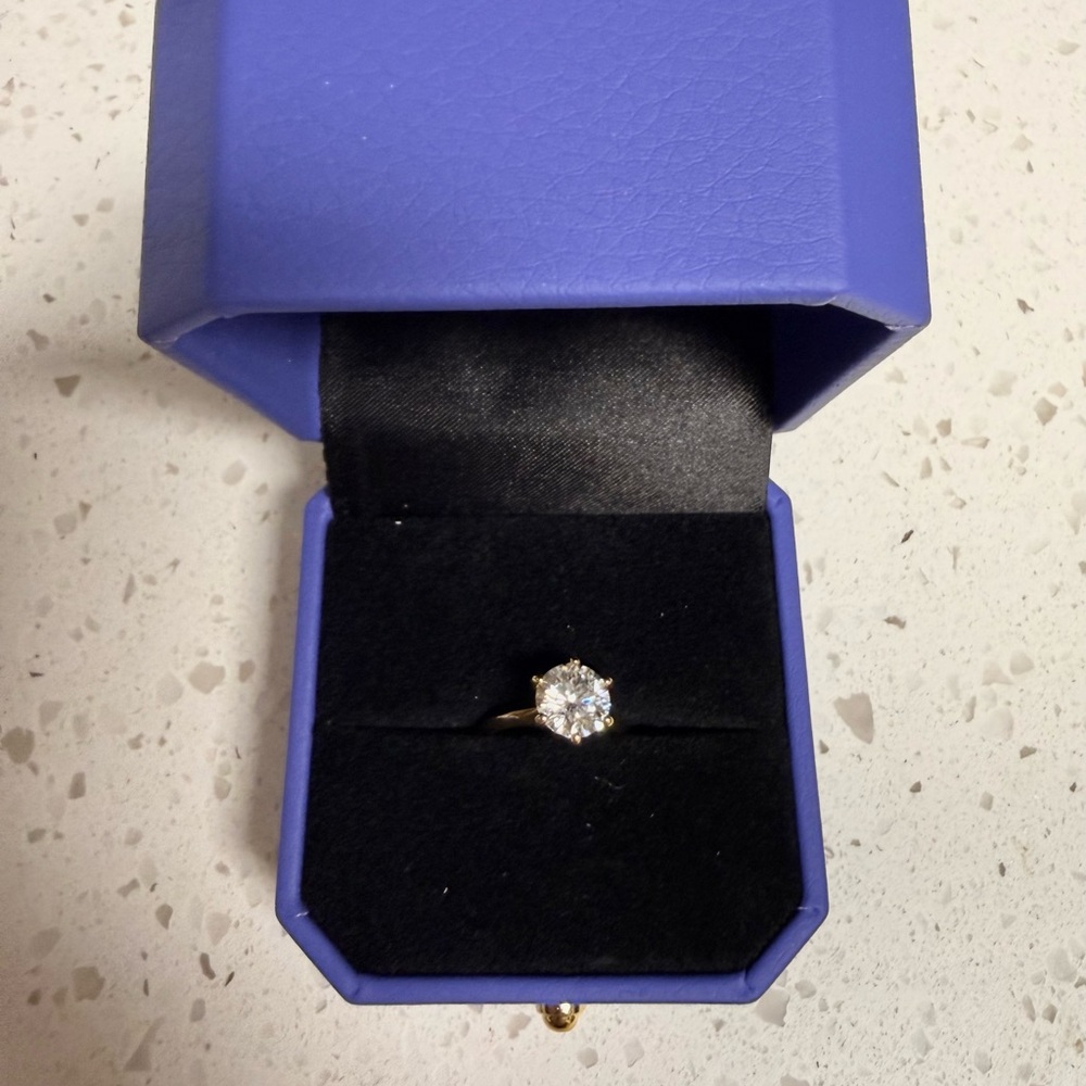 New in Box Mariqe Moissanite Solitaire Ring Size 4 - Picture 5 of 6